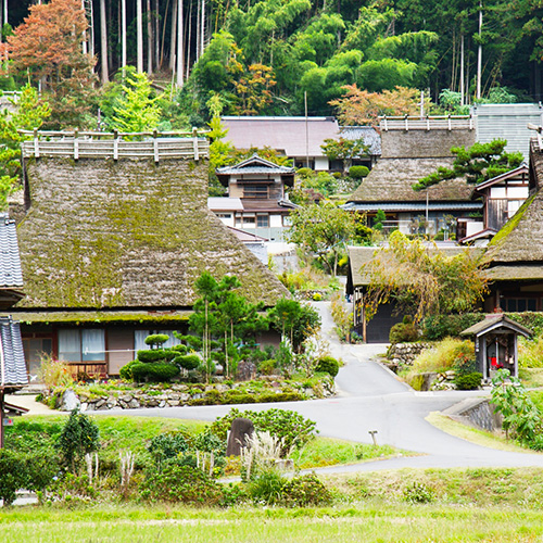 【美山かやぶきの里】かやぶき屋根の集落が現存するのどかな田園風景（当館より車で約120分)