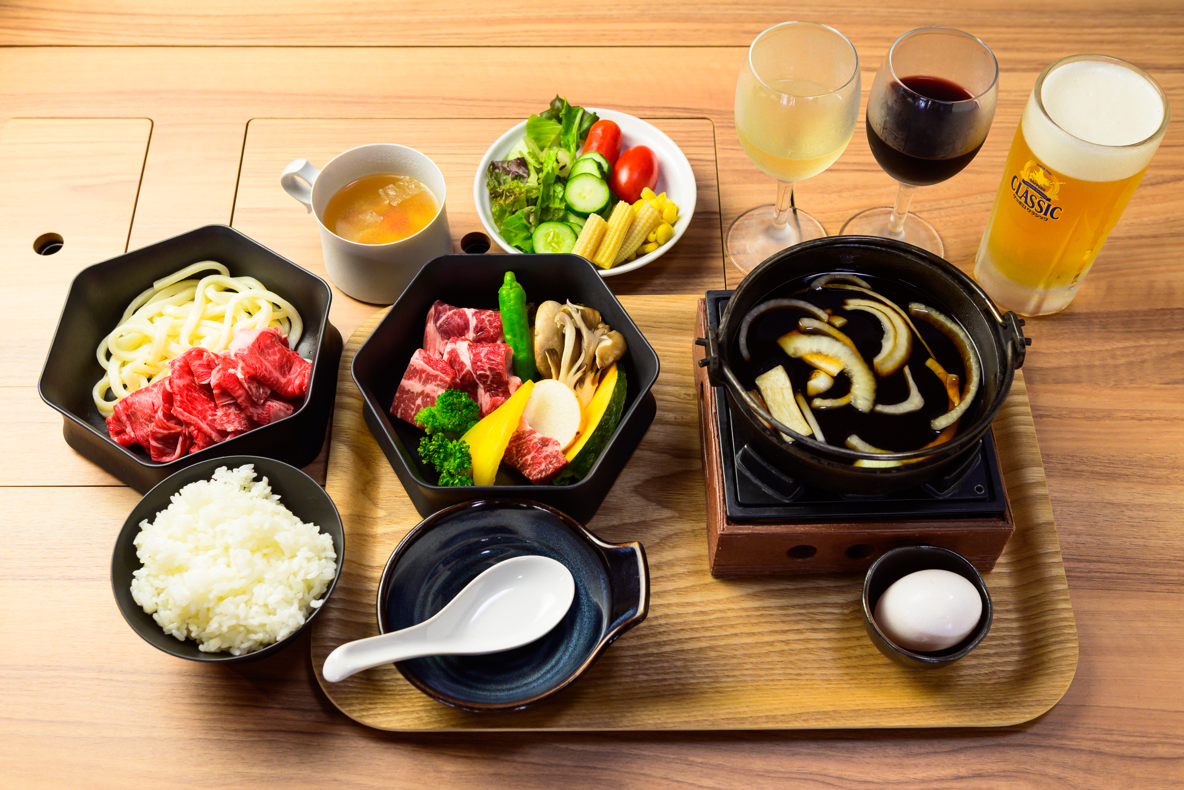 夕食お気軽プラン　しほろ牛クロスすき焼き＆北海道ＢＢＱセット（１名様盛一例）