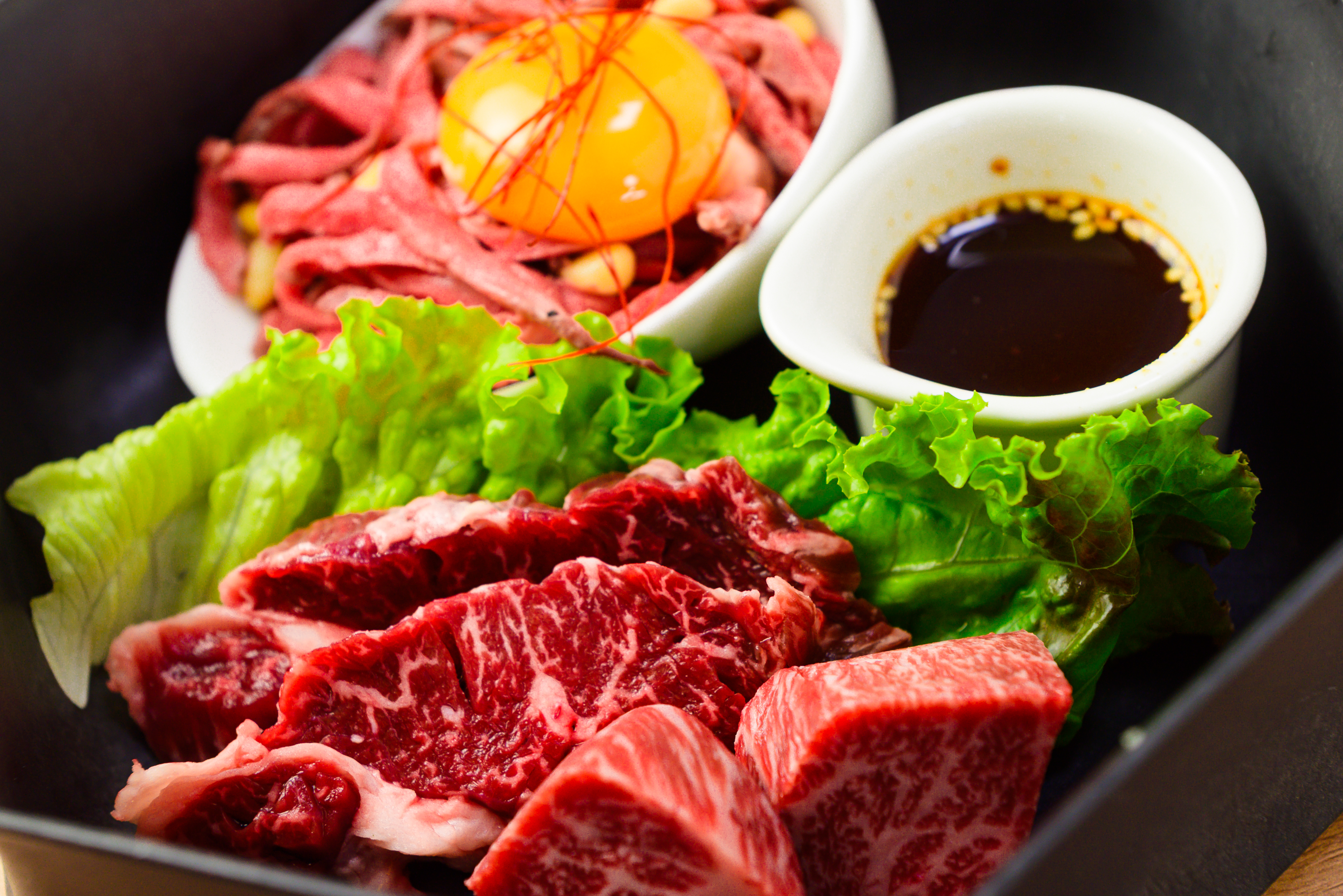 夕食6段目しほろ牛クロスモモ肉レアユッケ＆国産牛上ハラミ＆厚切りカルビ（イメージ）