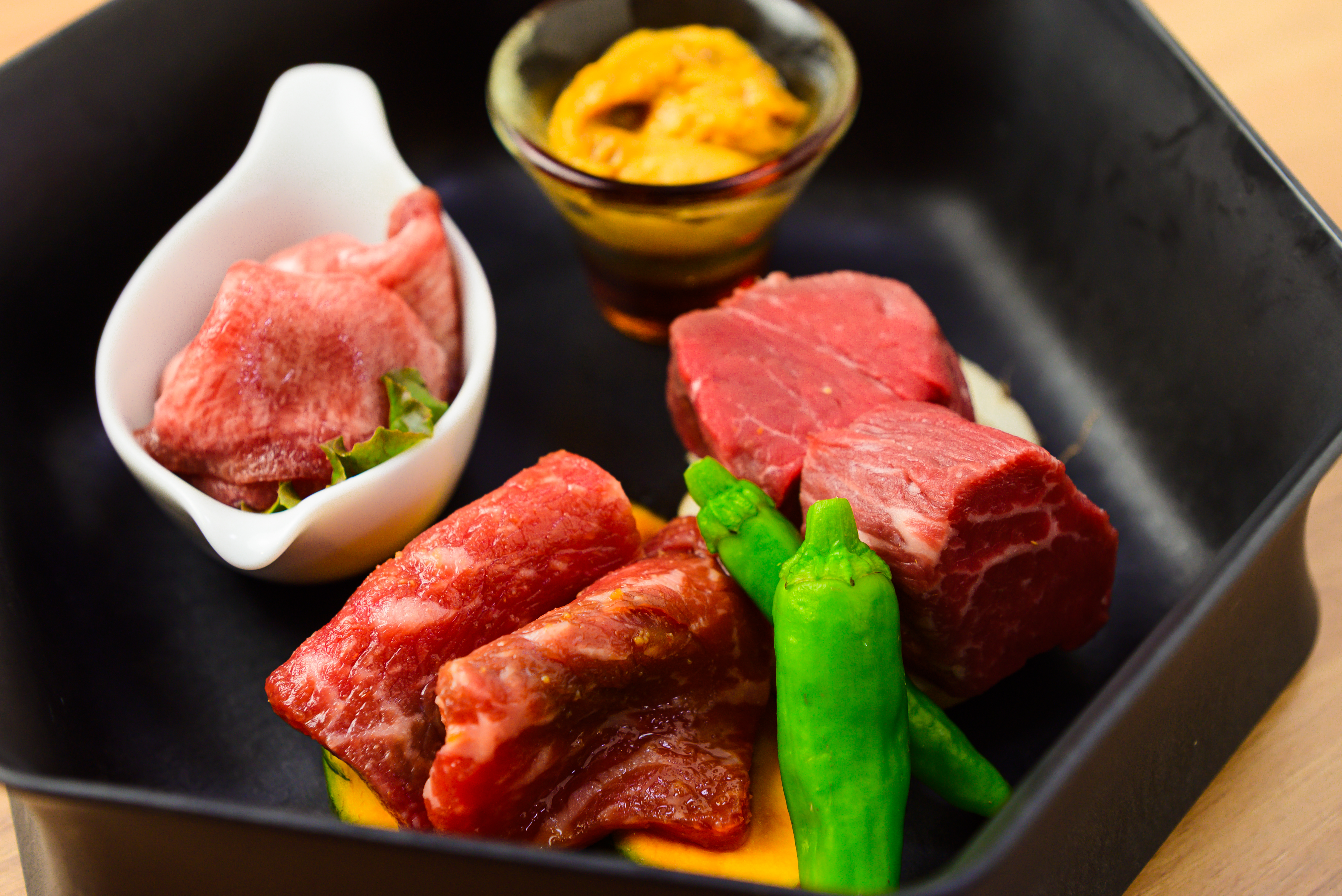 夕食5段目しほろ牛揉みダレカルビ＆フィレサイコロステーキ＆塩ダレ牛タン　雲丹を添えて（イメージ）