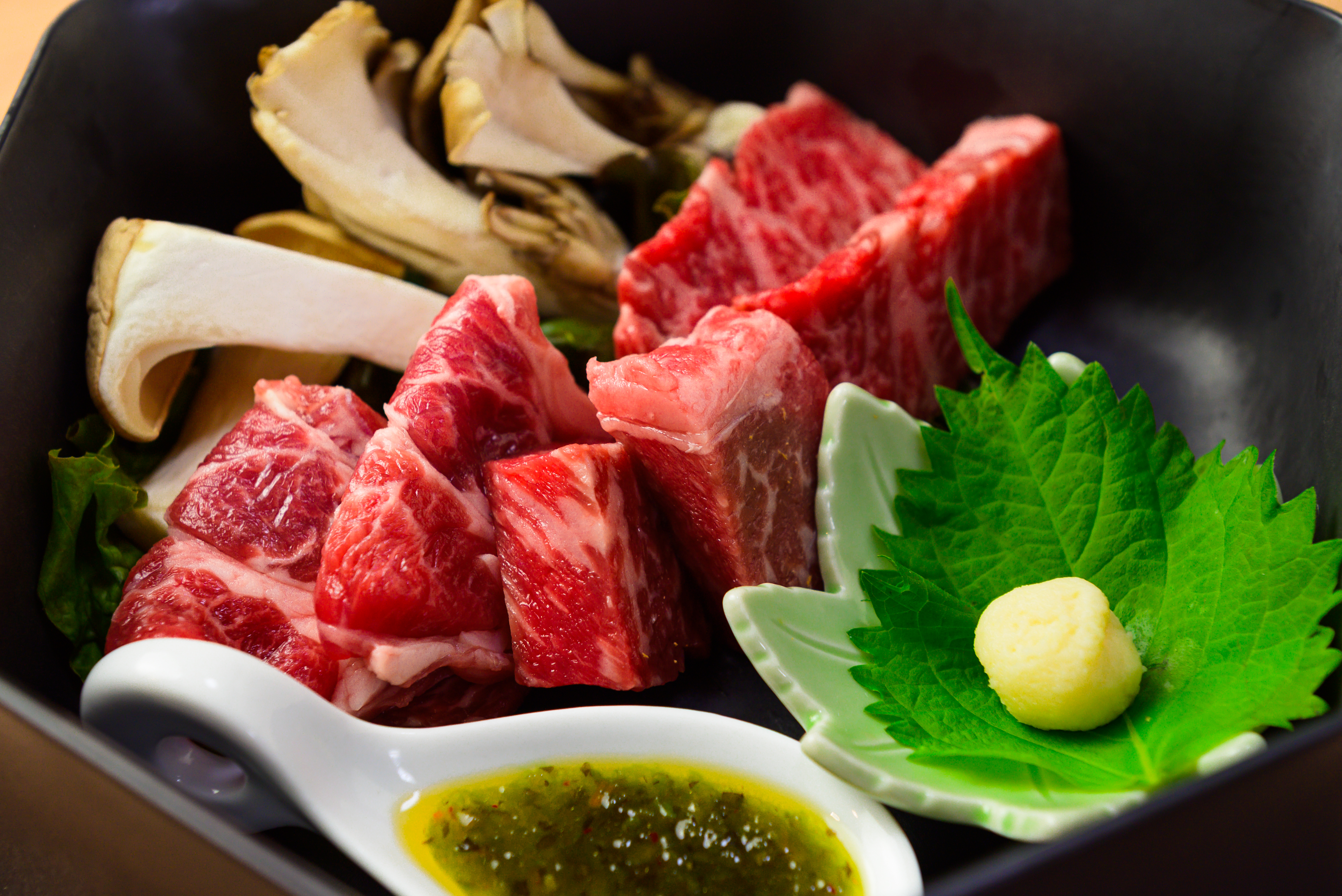 夕食４段目しほろ牛カルビ＆サーロインサイコロステーキ＆厚切りラム　ハーブビネガーソース　レホール添え