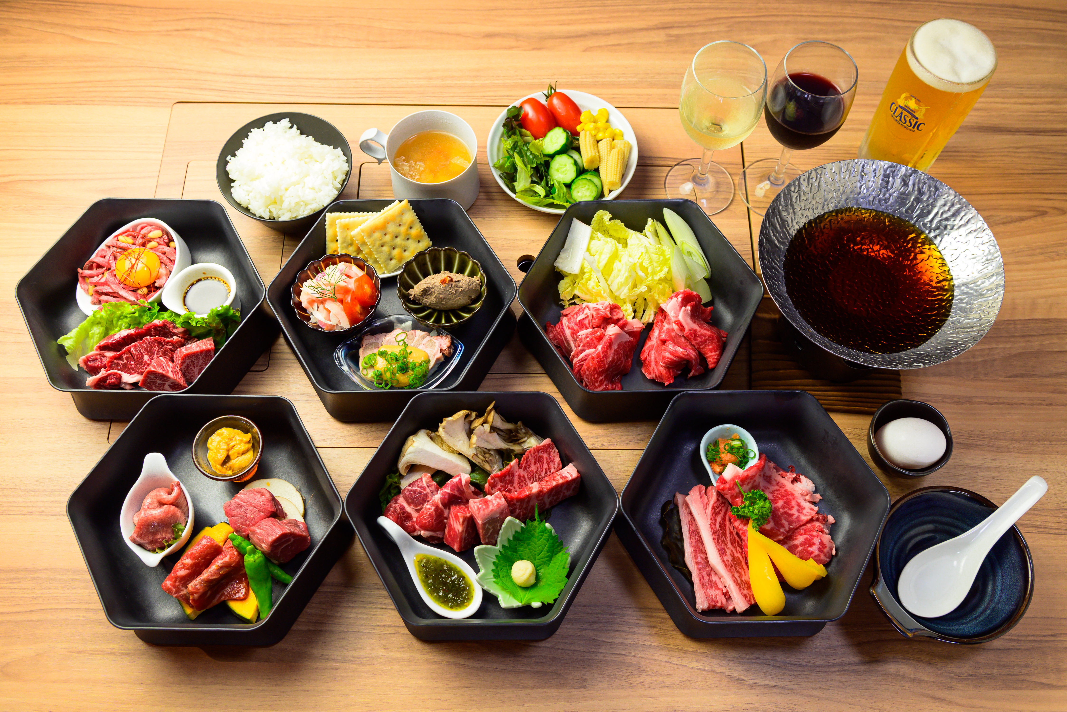 夕食お肉の玉手箱プレミアムコース６段重（２名様盛一例）