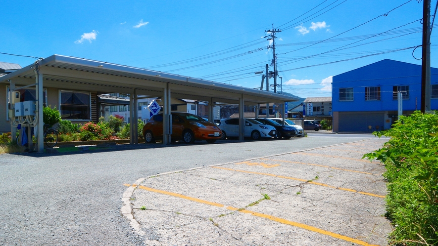 *【駐車場】本館横の駐車場です。