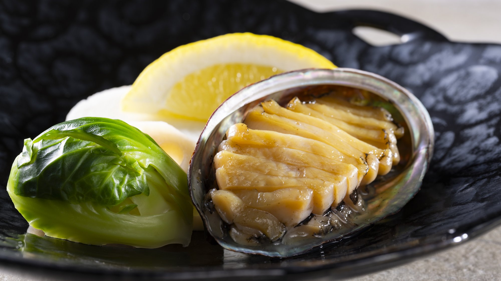 【特別会席】春（2026年3月～5月）強肴 あわびと春野菜のバター焼き