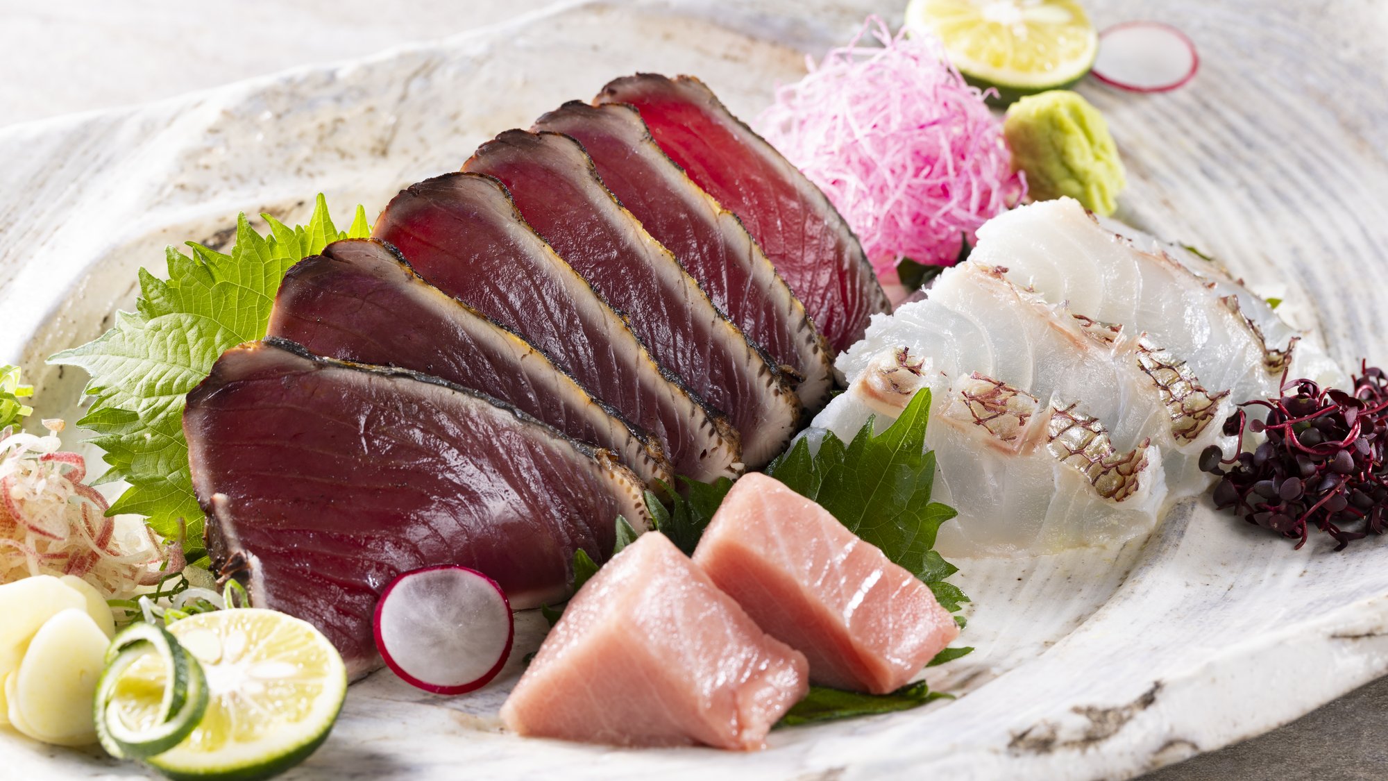 【特別会席】春（2026年3月～5月）造里 初鰹の藁焼きたたき　黒潮本まぐろ　たべつづけ鯛松皮造