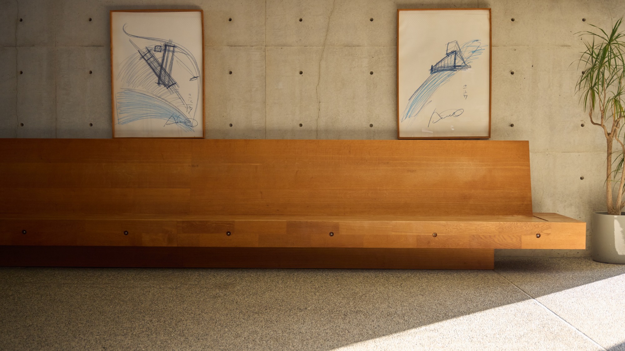 木のぬくもりを感じるロングチェア。