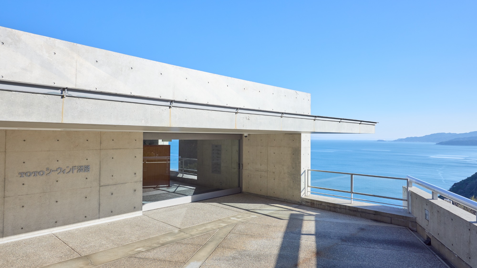 入り口は8Fに。