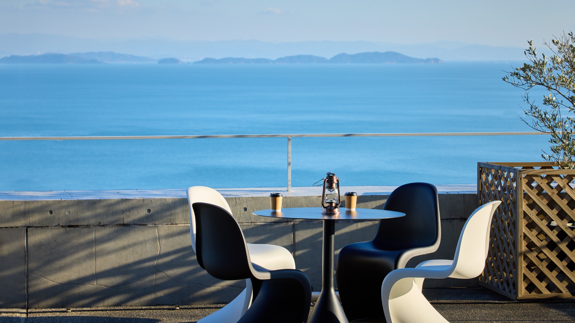 海風を感じる開放的なテラス。