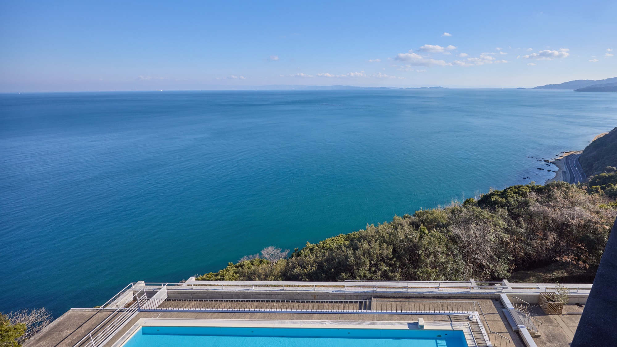 夏季限定のオーシャンビュープール。