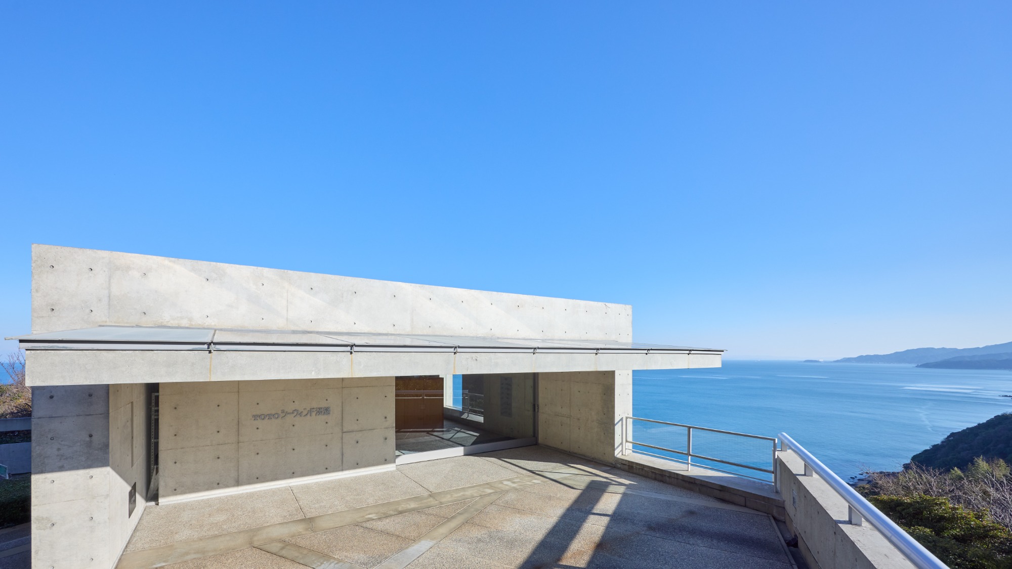 エントランス・ロビーは8F。当館の最上階にございます。