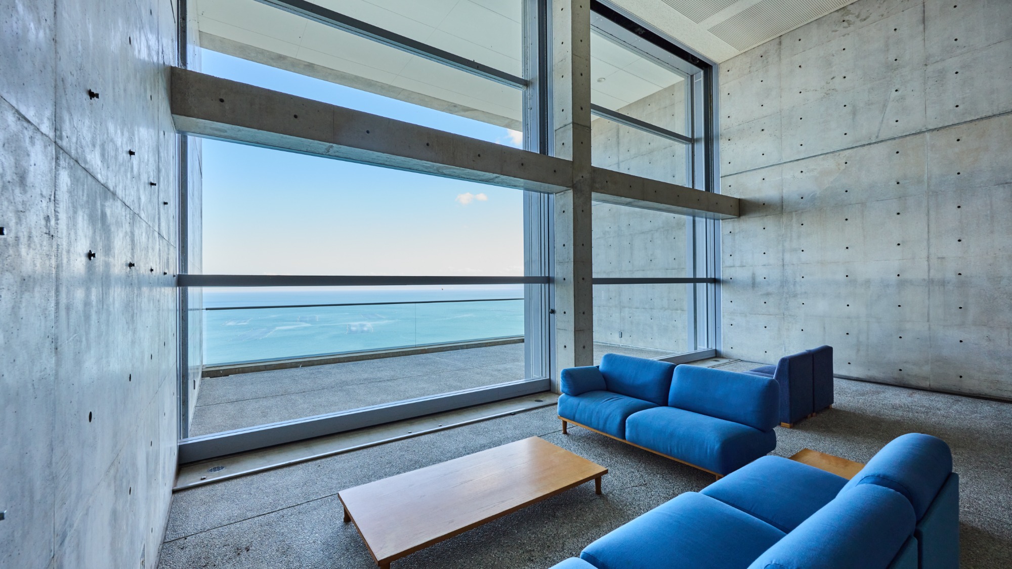 海を眺めながら、静かにくつろぐ時間を。