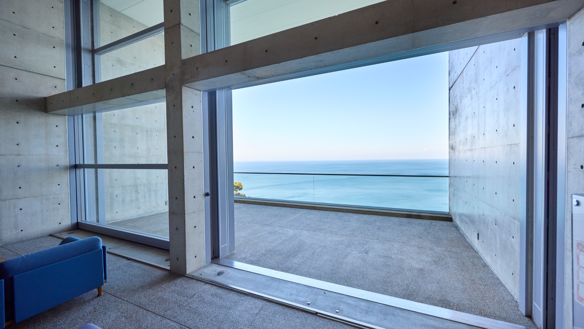 ロビーから望む、海と空が溶け合う黄昏の景色。