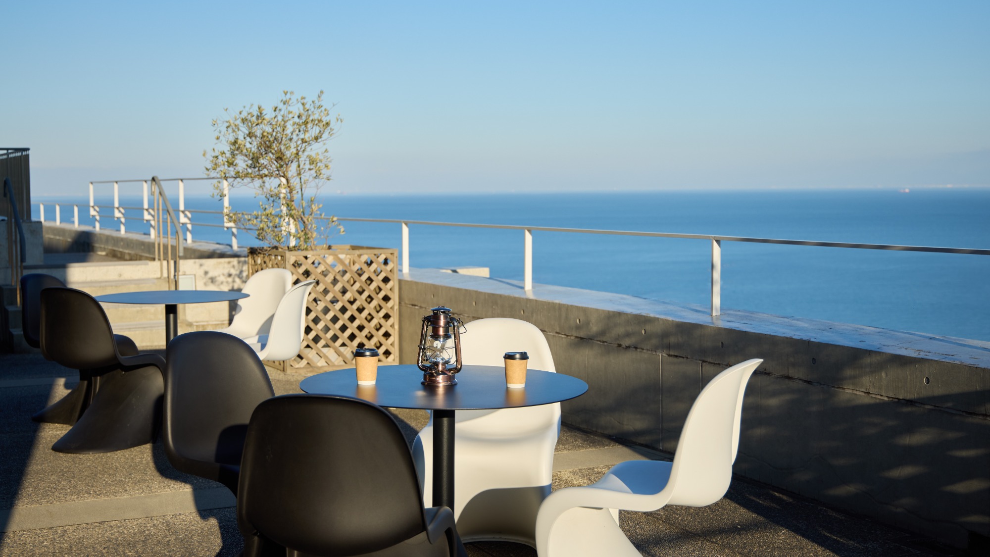 夕暮れ時、心地よい潮風とともに過ごすひととき。