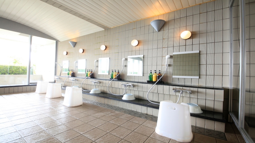 【大浴場：洗い場】シックなデザインの洗い場。