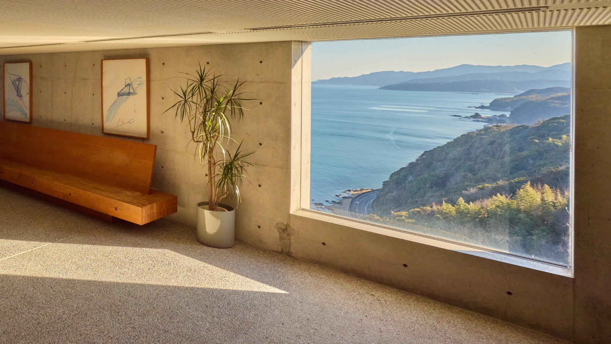 フロント前の小窓もアートに。