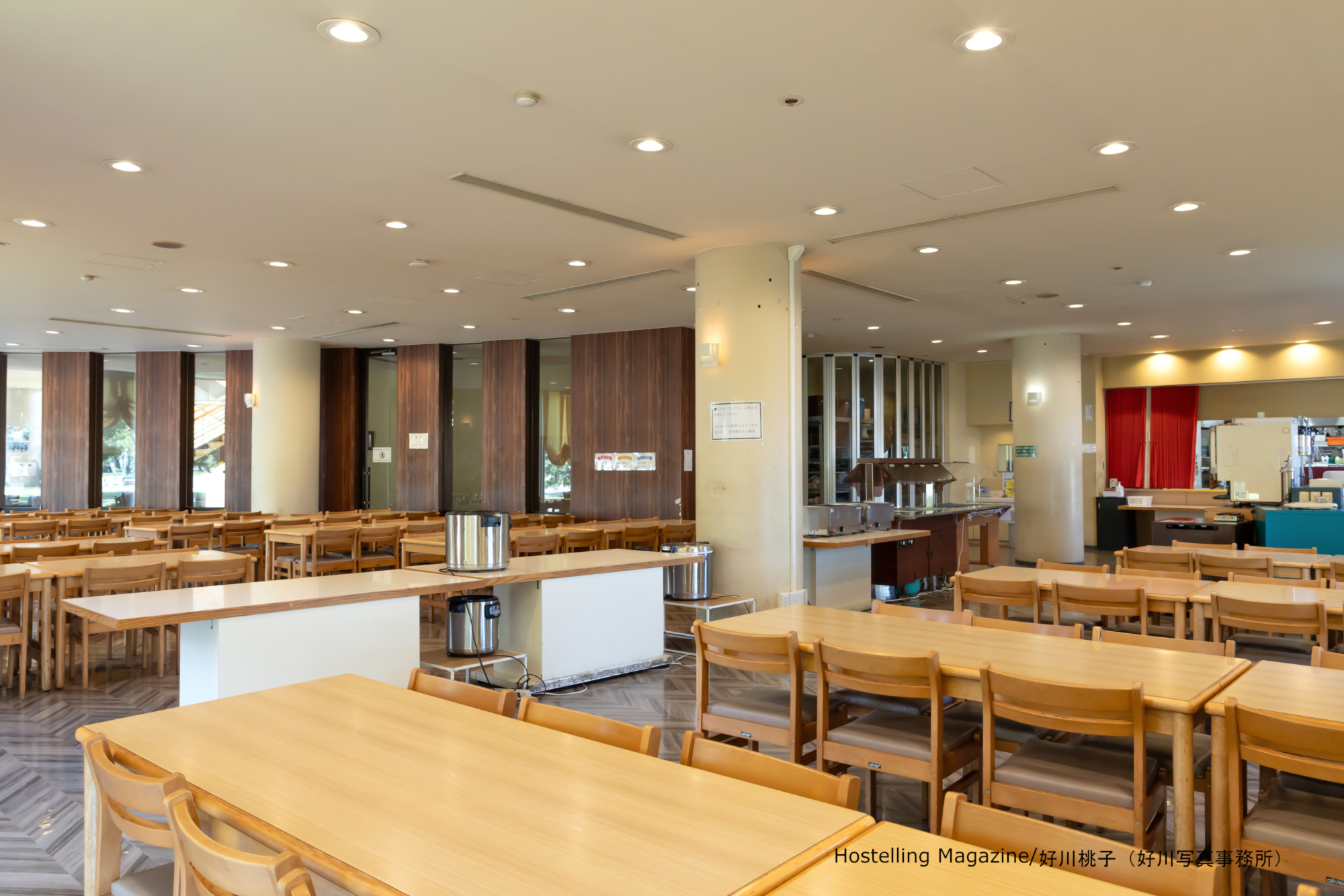 140名収容可能な食堂です。食事はバイキングです。給茶機やセルフキッチンもご用意しております。