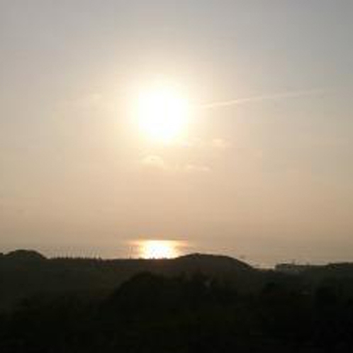 お部屋の窓から紀伊水道に昇る初日の出をご覧いただけますよ。