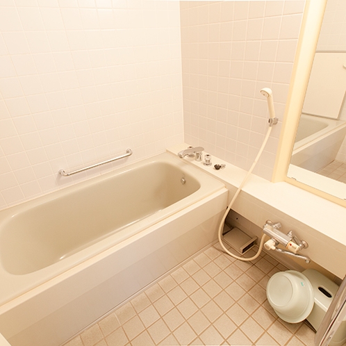 【和室のお風呂】和室のお風呂はトイレとセパレートです。