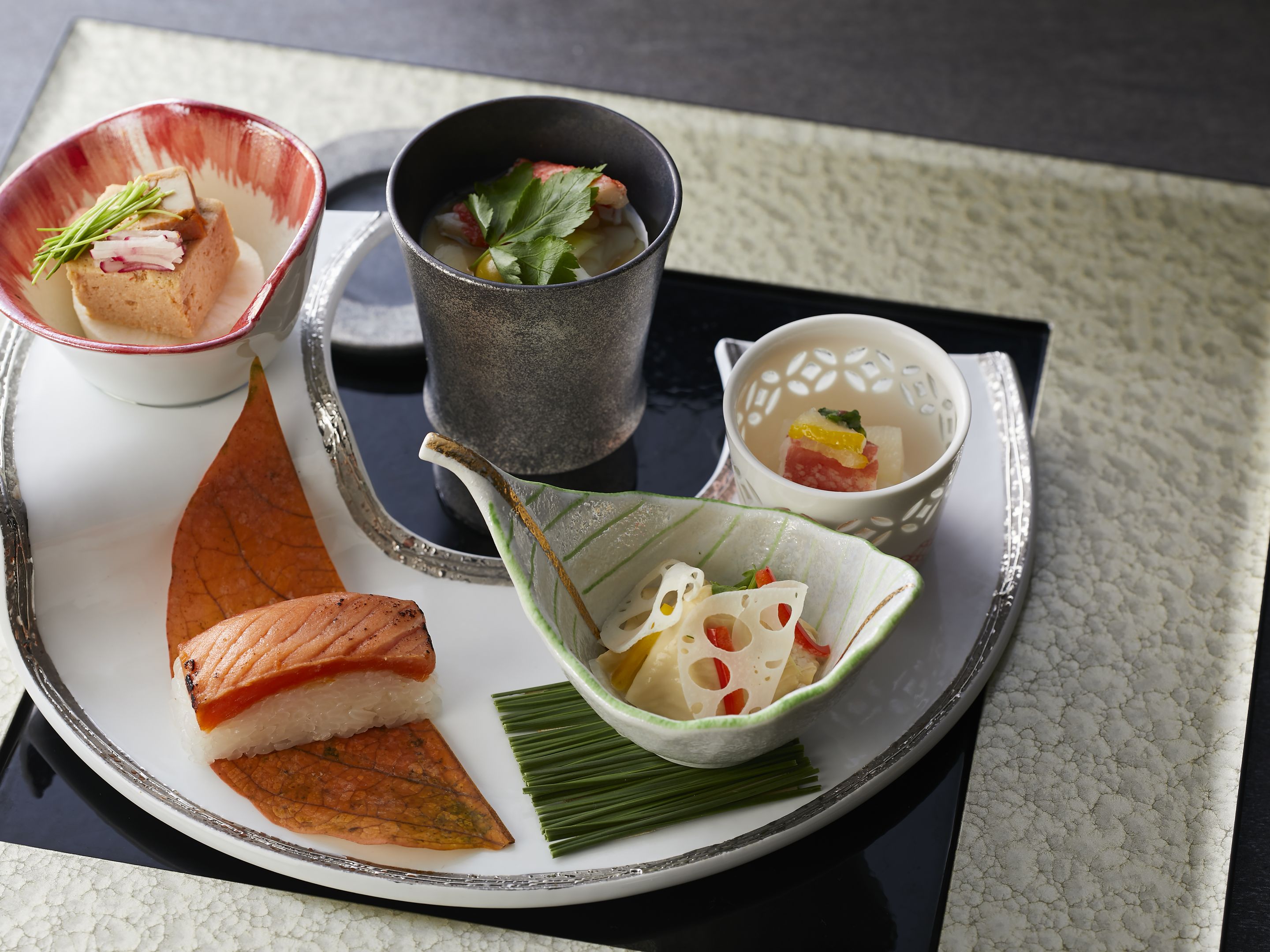 【極み/特別会席】冬(2025年12月～2026年2月) 八寸盛り 白子豆腐・蟹と蕪の含め煮 他