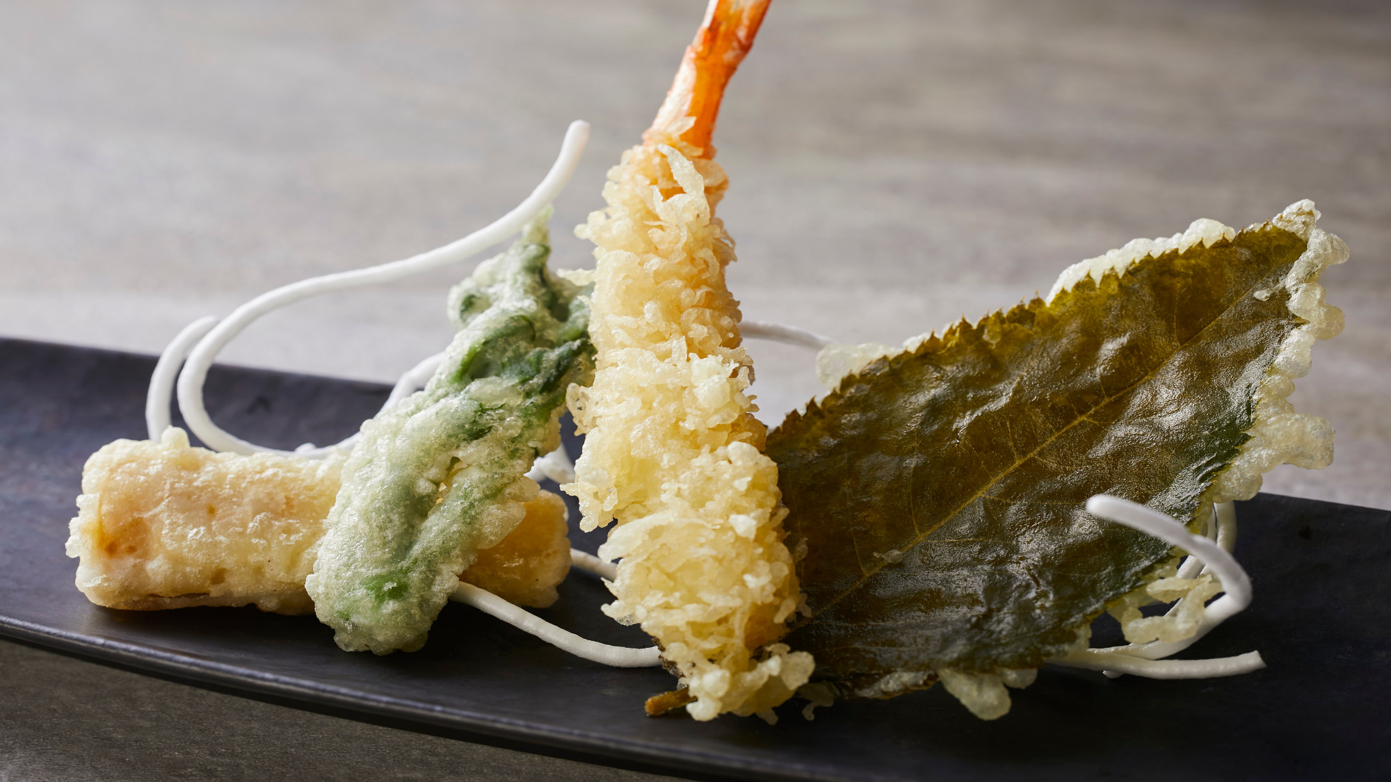 【土地の恵み会席】春(2026年3月～5月)油物 春の山菜と葛素麺の揚げ出し