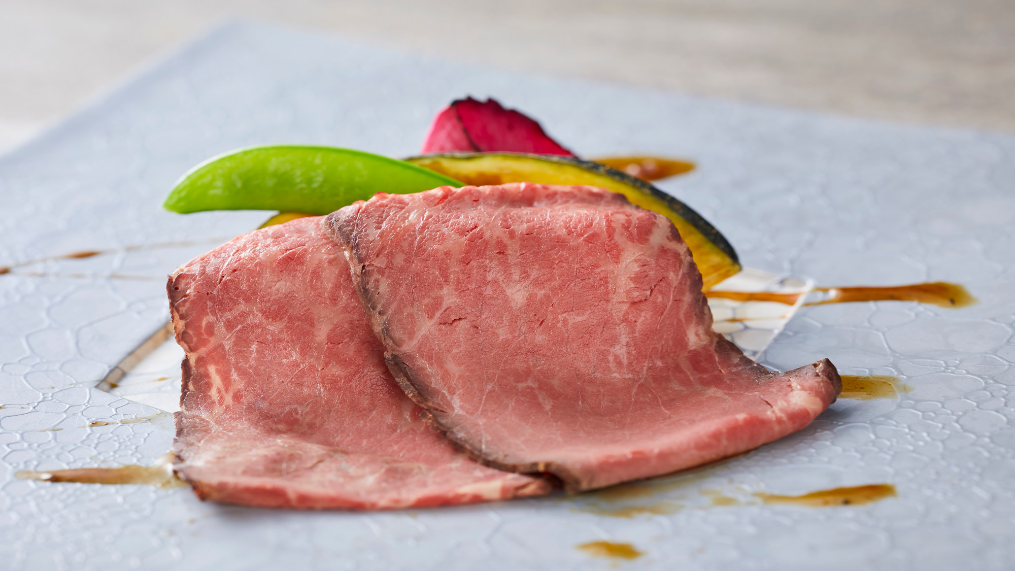 【土地の恵み会席】春(2026年3月～5月)焼物 和牛のロースト　春の焼野菜と山椒ソース添え