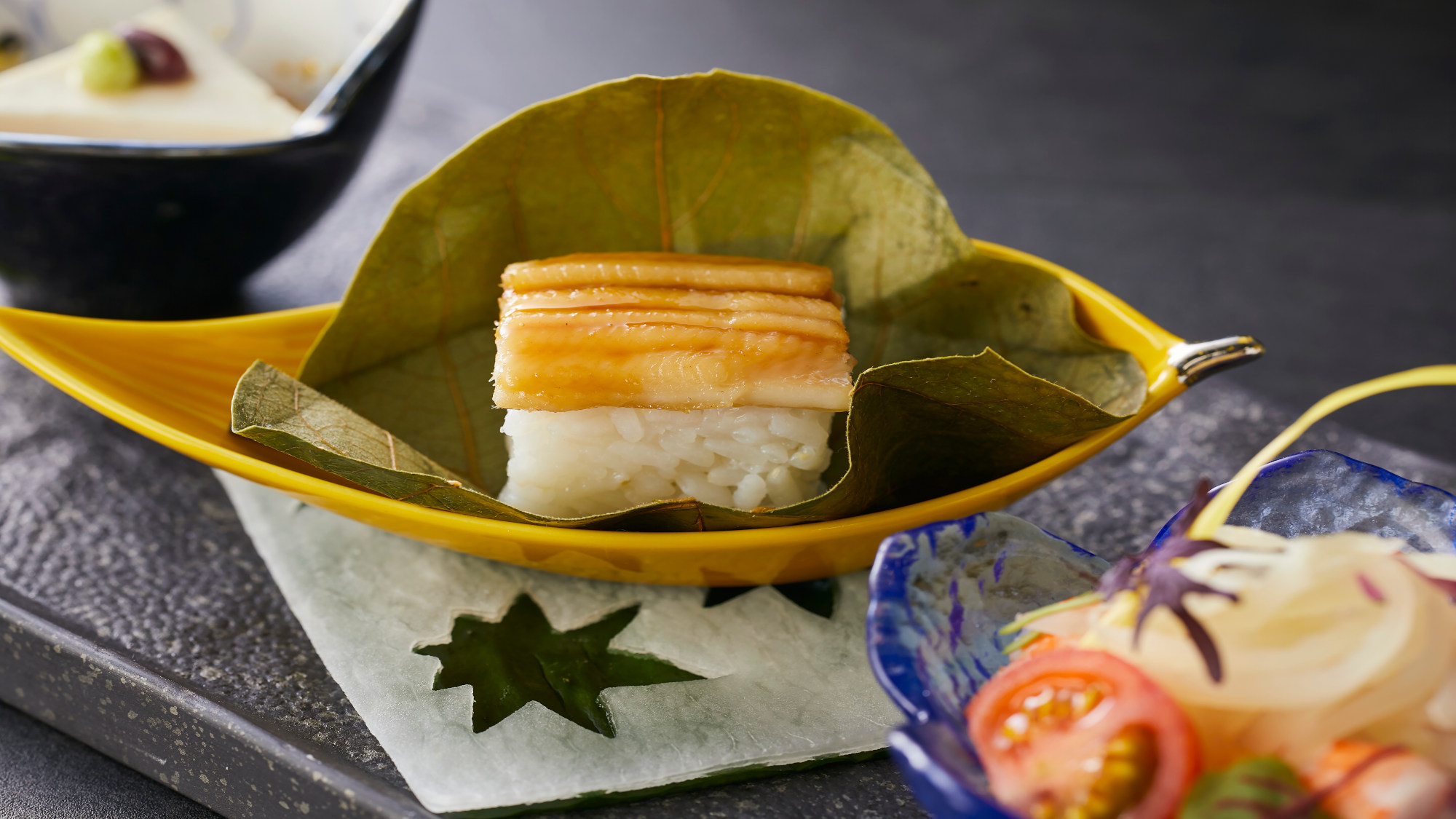 【土地の恵み会席】夏(2026年6月～8月)前菜 青パパイヤのサラダ　水無月豆腐　柿の葉寿司