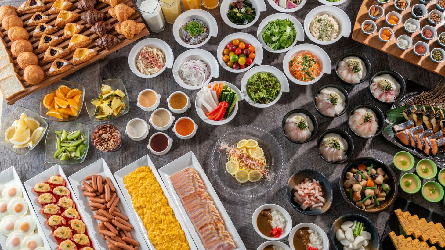 【朝食付プラン】料理人が心を込めて用意した地元食材や、郷土料理の朝食をお召し上がりください。