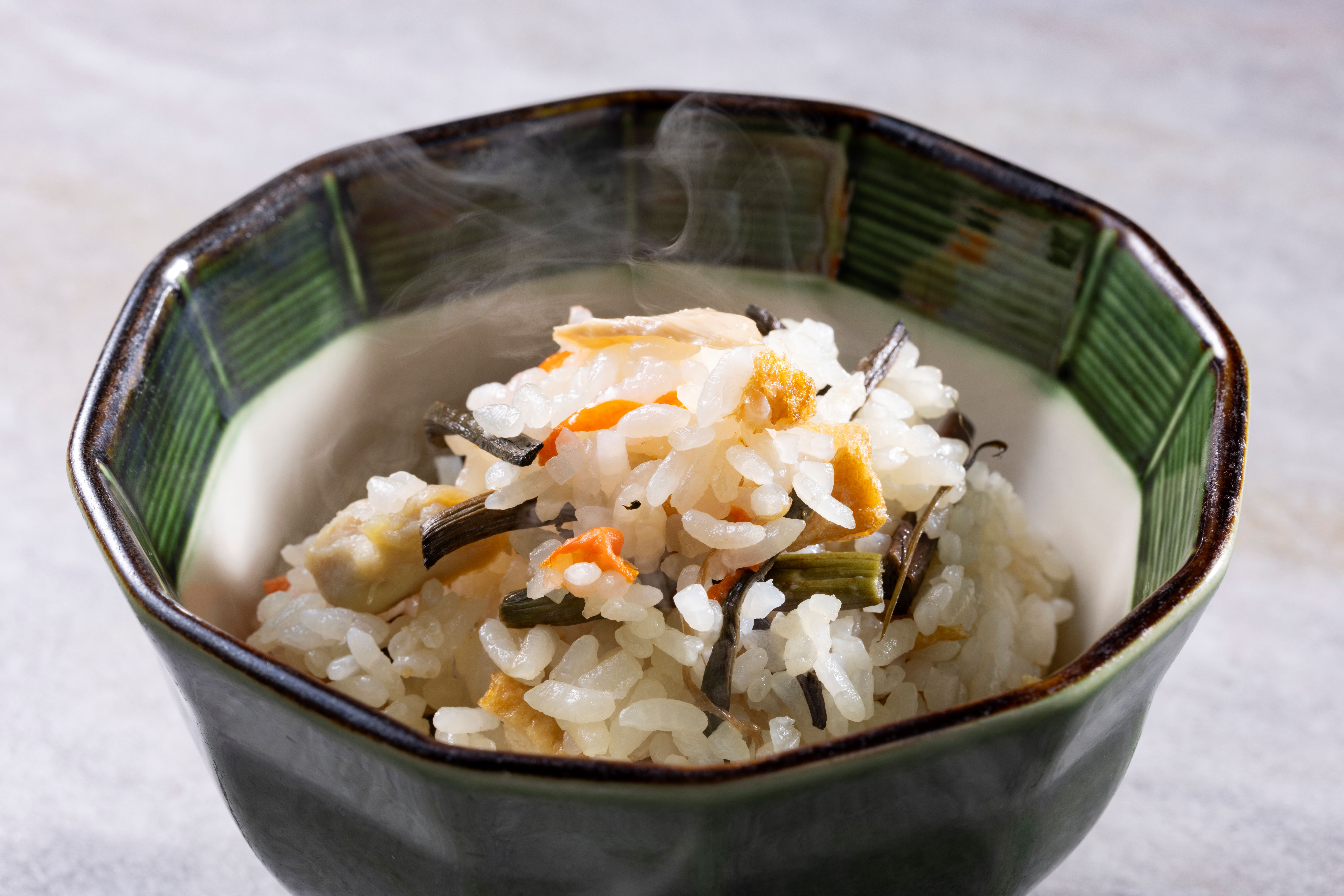 季節の会席土地の恵み会席共通2026春【食事】山菜と鶏の炊き込み御飯