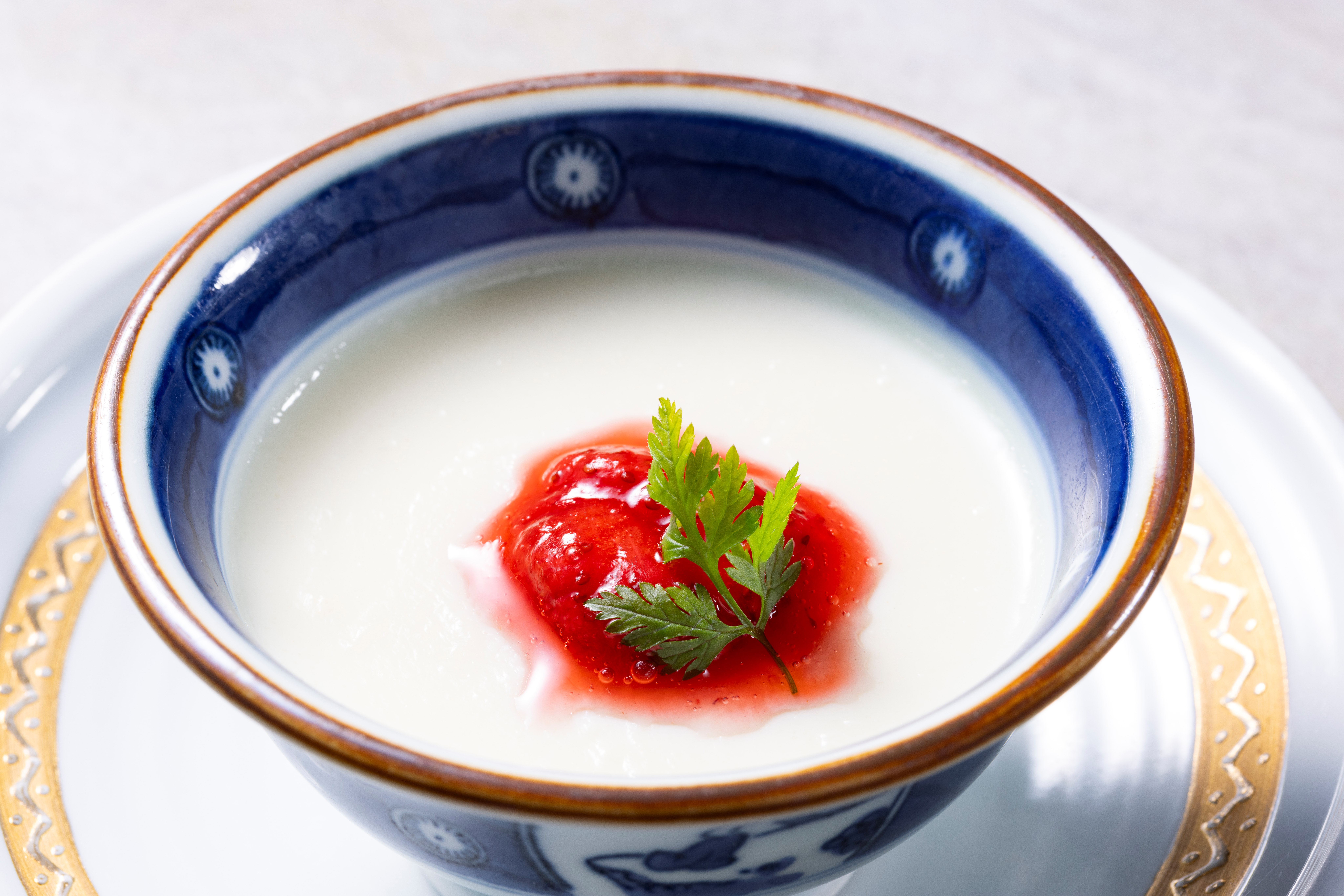 季節の会席2026春【デザート】藤川牧場牛乳プリン～苺ソース～