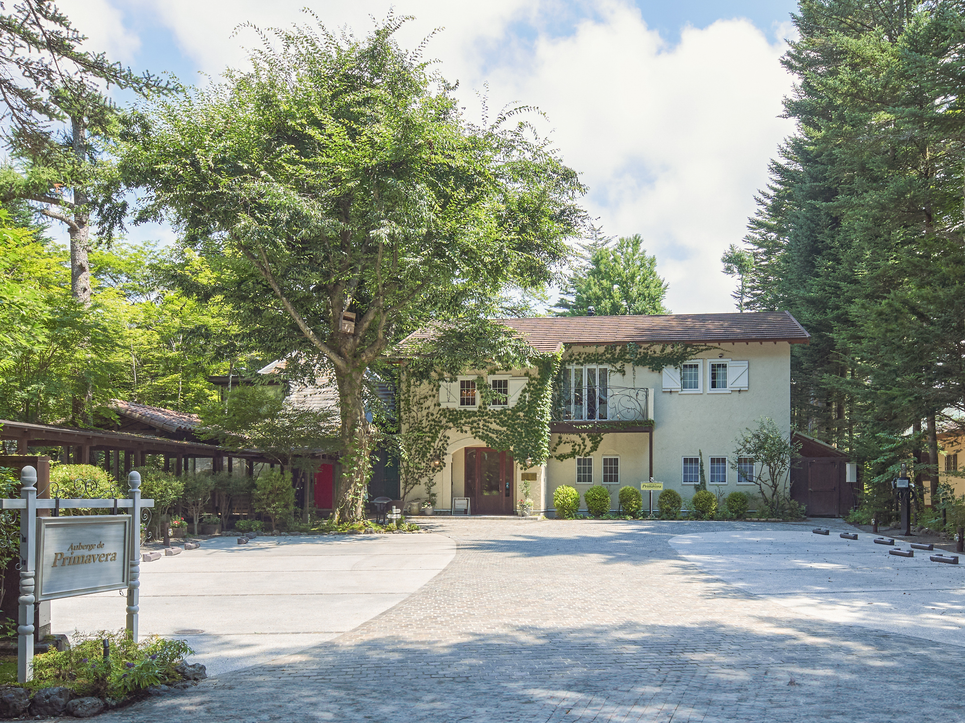 軽井沢の緑に囲まれたオーベルジュ