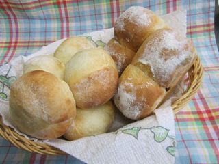 朝食に自家製焼き立てパンを