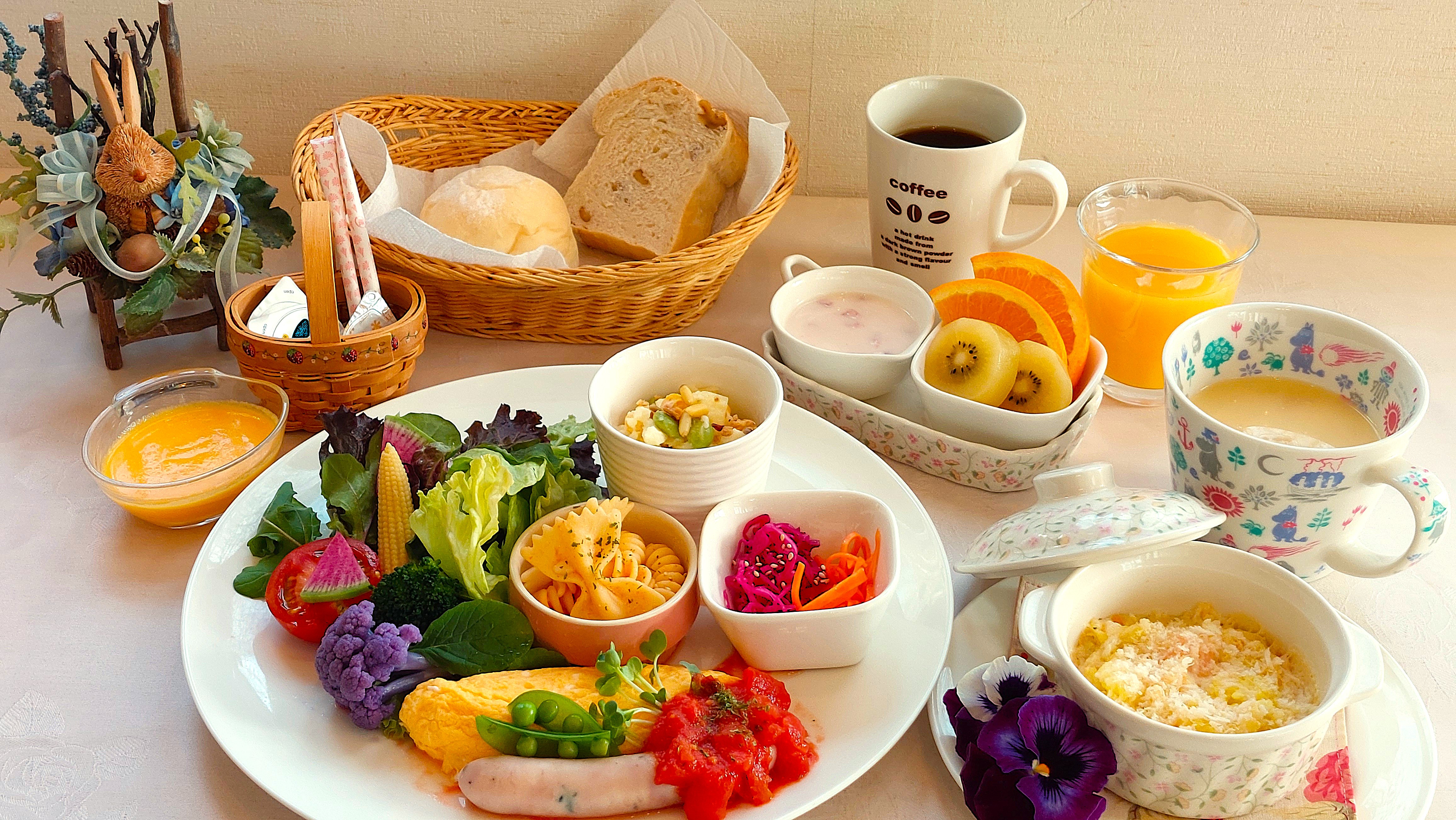 朝食イメージ　卵料理やソーセージがのった大皿プレート