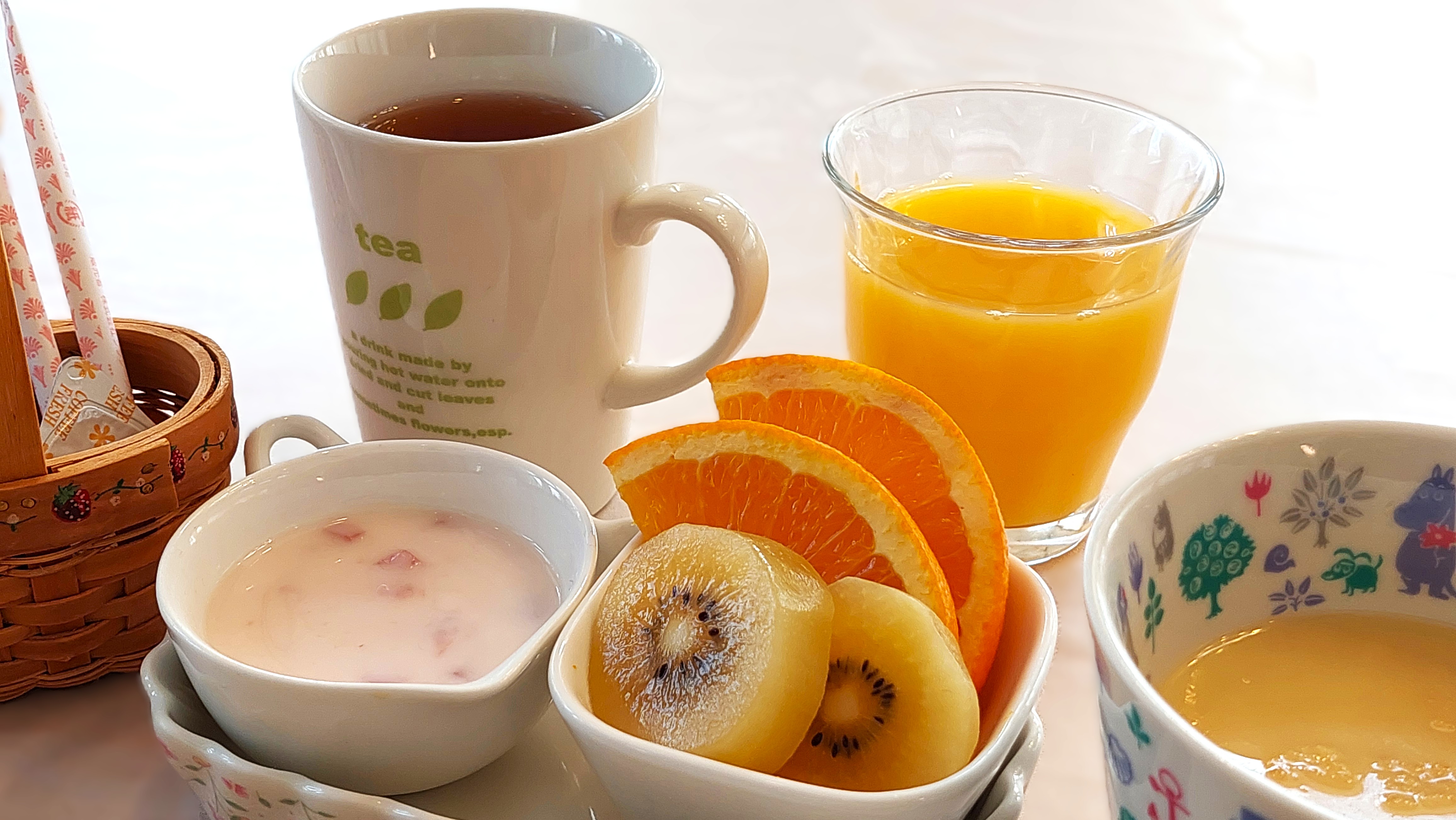 朝食　フルーツ・コーヒー・紅茶・ミルク・ジュース