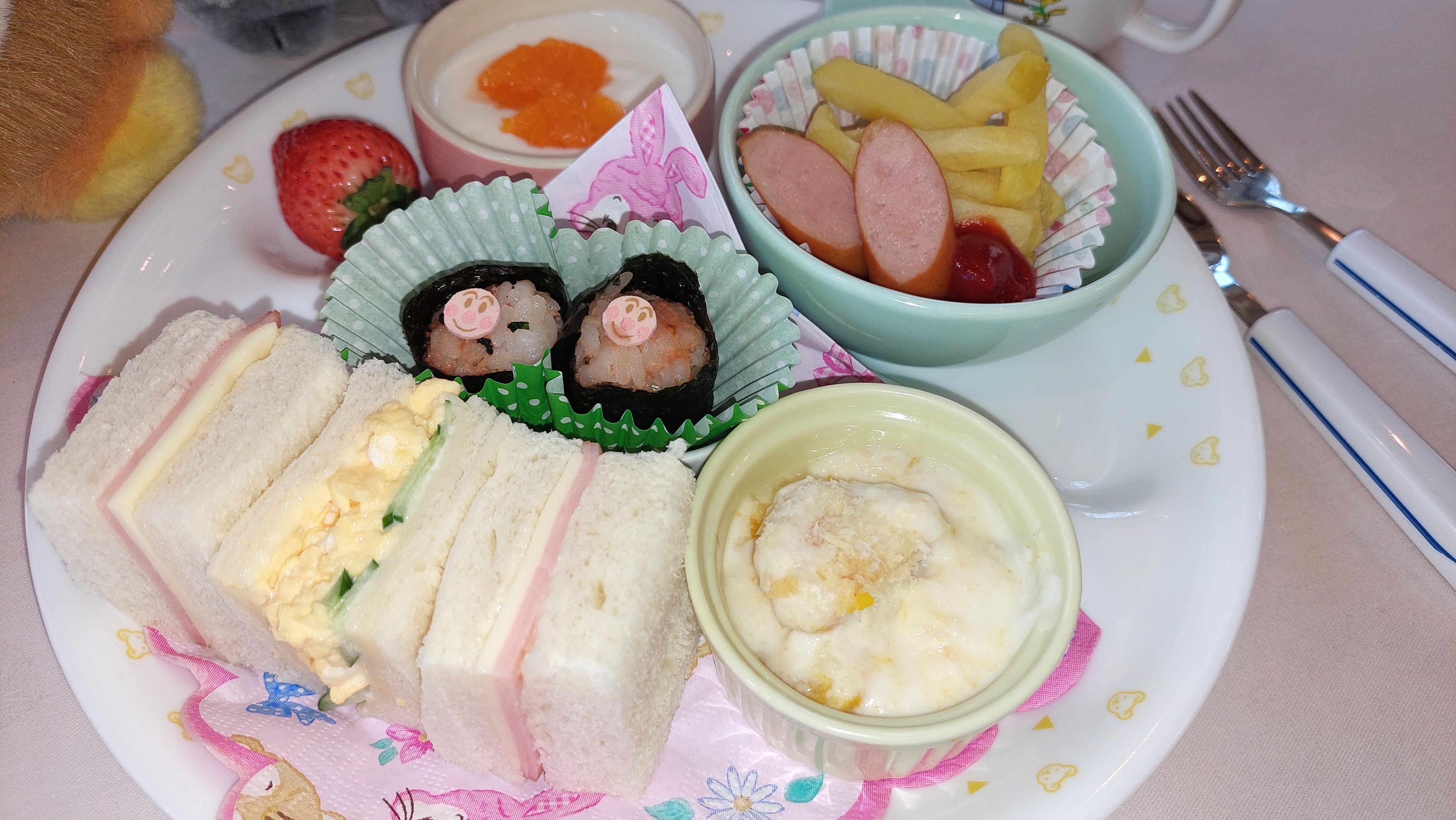 朝食　幼児食　サンドイッチ・ミニおにぎり・グラタン・ヨーグルト等