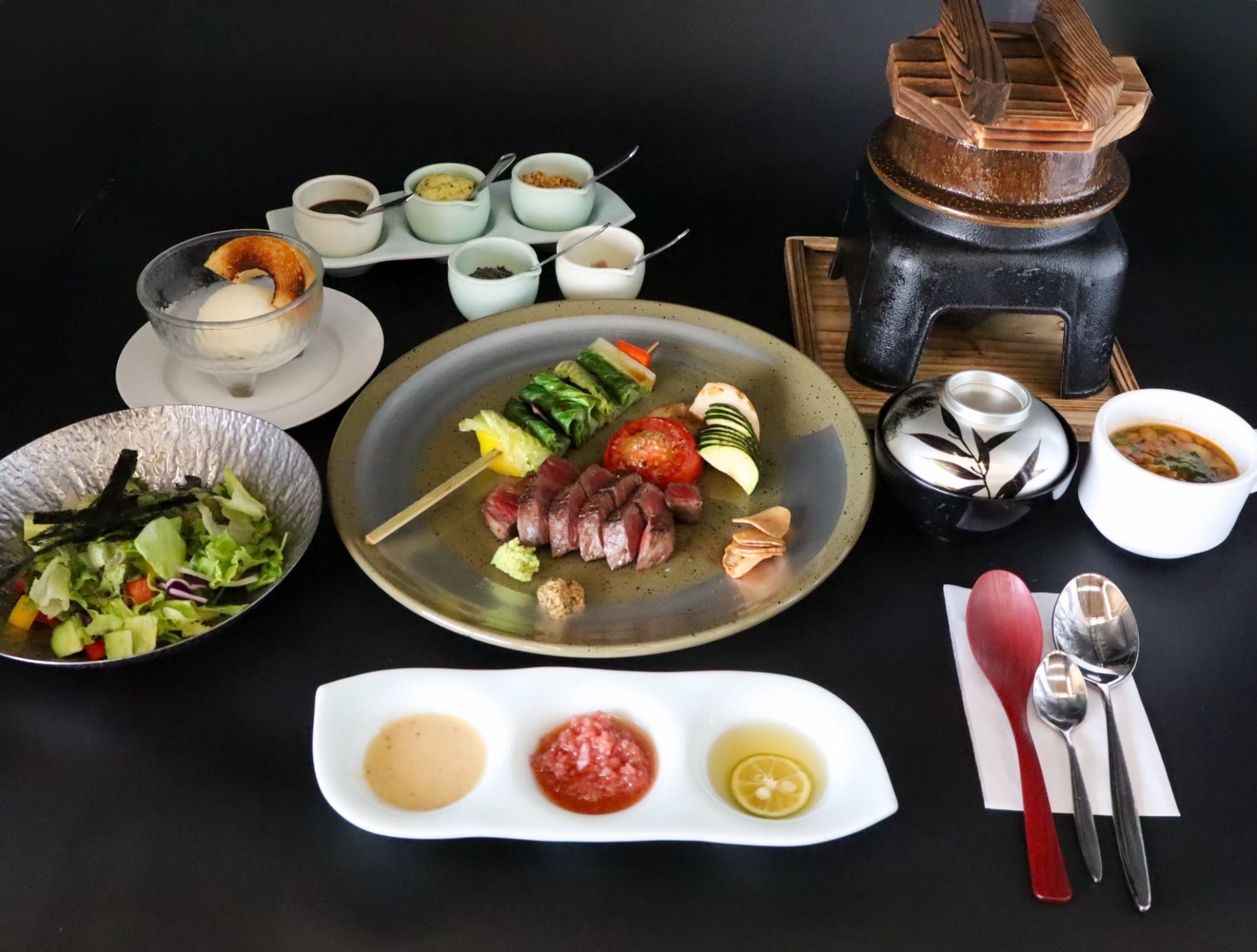 【1泊3食付／黒毛和牛陶板焼き会席】鉄板国産牛ランチ＆11時アウトで贅沢ステイ