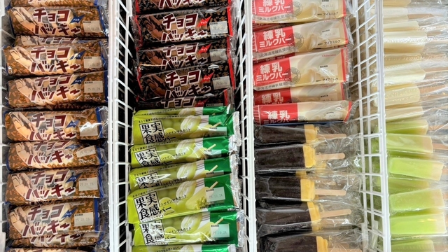 シャトレーゼホテル石和のロビーで自由に取れるアイス。チョコバッキーや練乳ミルクバーが並ぶ