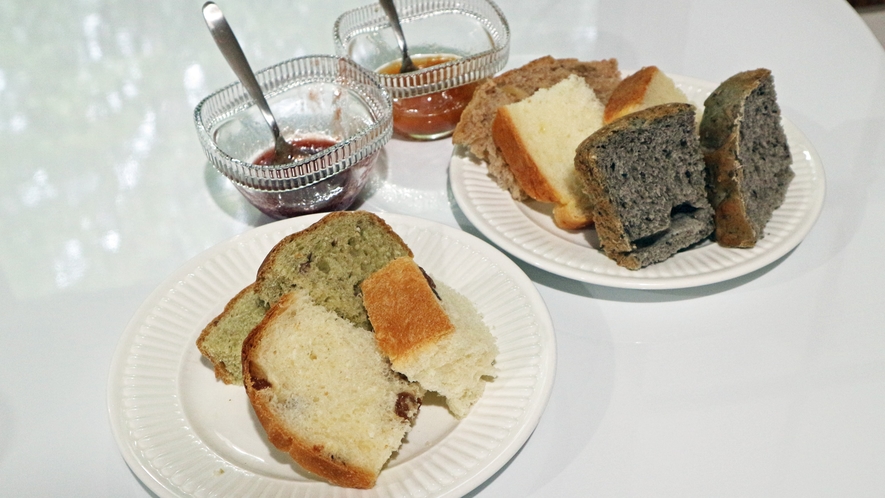 *［朝食一例］毎朝作る！焼きたての手作りパンも食べ放題！手作りジャムでどうぞ