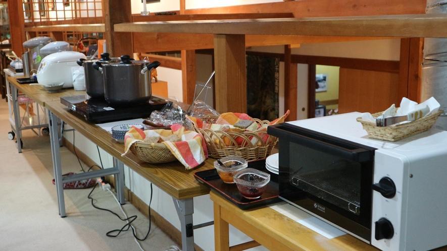 *［朝食一例］手作りパンやブイヨンスープ、ごはんやお味噌汁など食べ放題