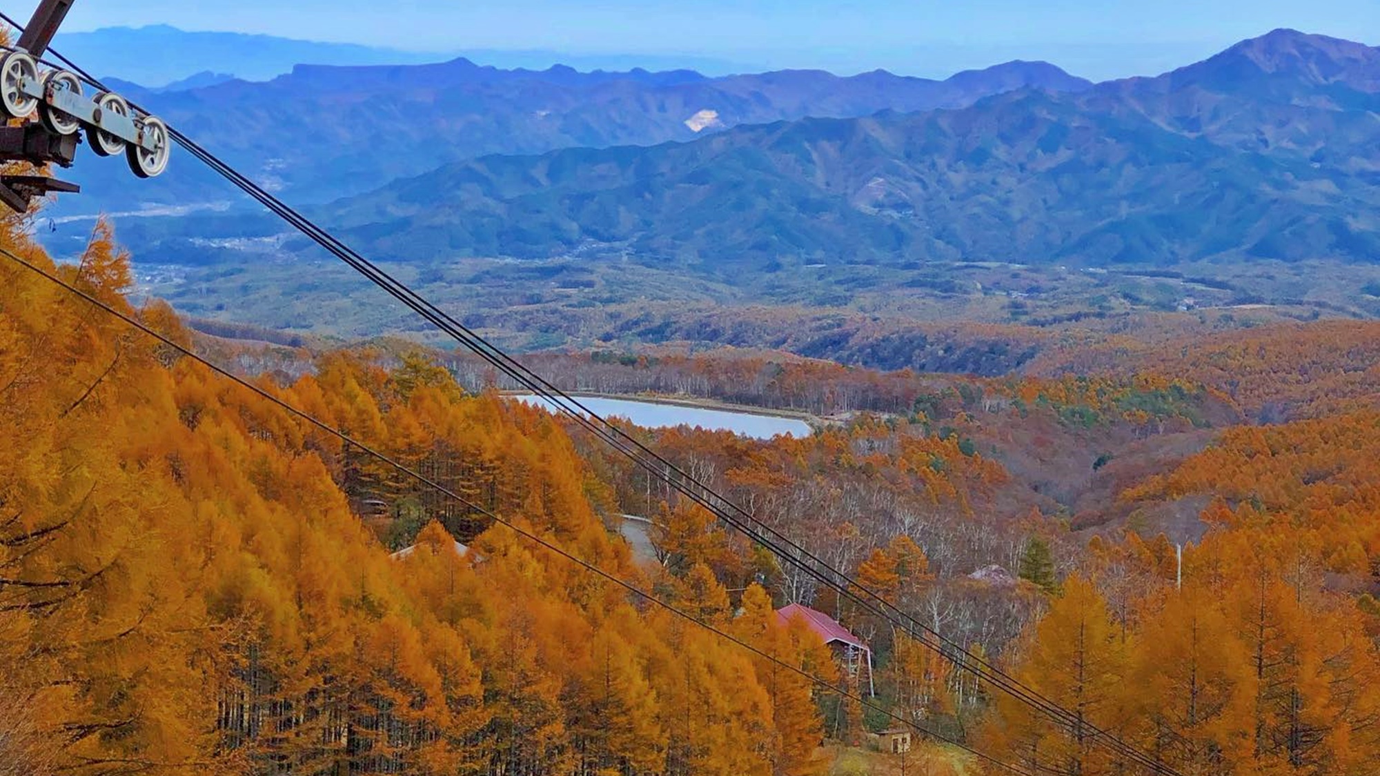 *[風景]秋の北八ヶ岳を渡るロープウェイです。