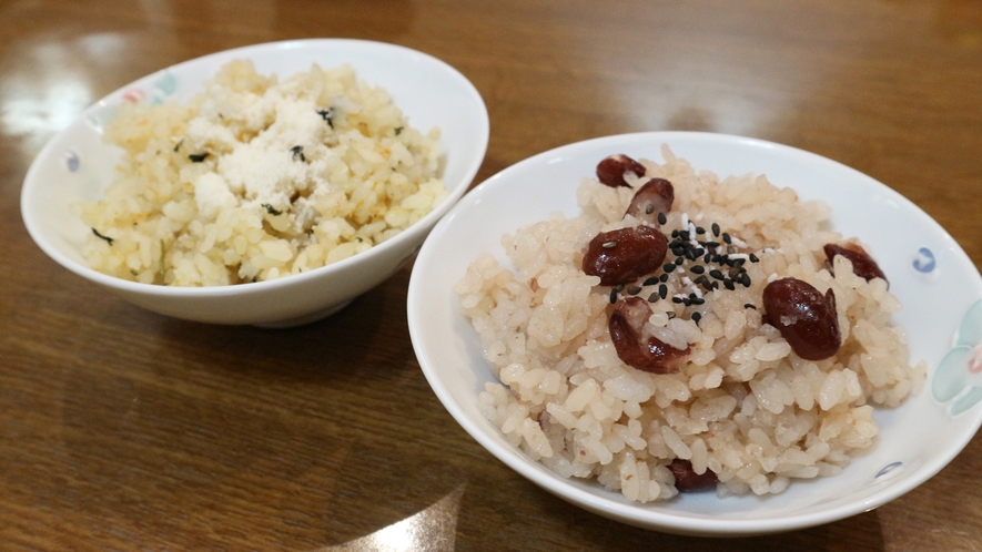 *［夕食・ご飯一例］「地元産の白米」と炊き込みや混ぜご飯などの「日替わりごはん」がおかわり自由