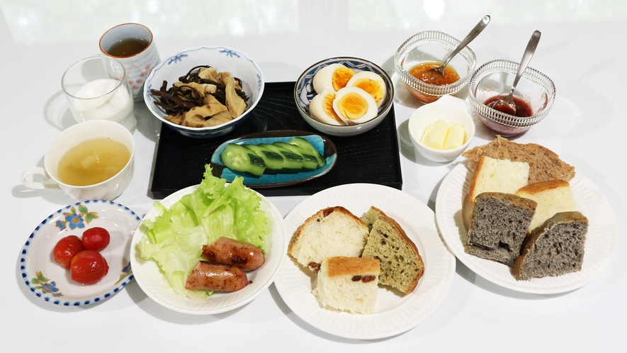 *［洋朝食／全体一例］洋食派には、焼きたてパンに合う、卵料理、ソーセージなどをご用意しています