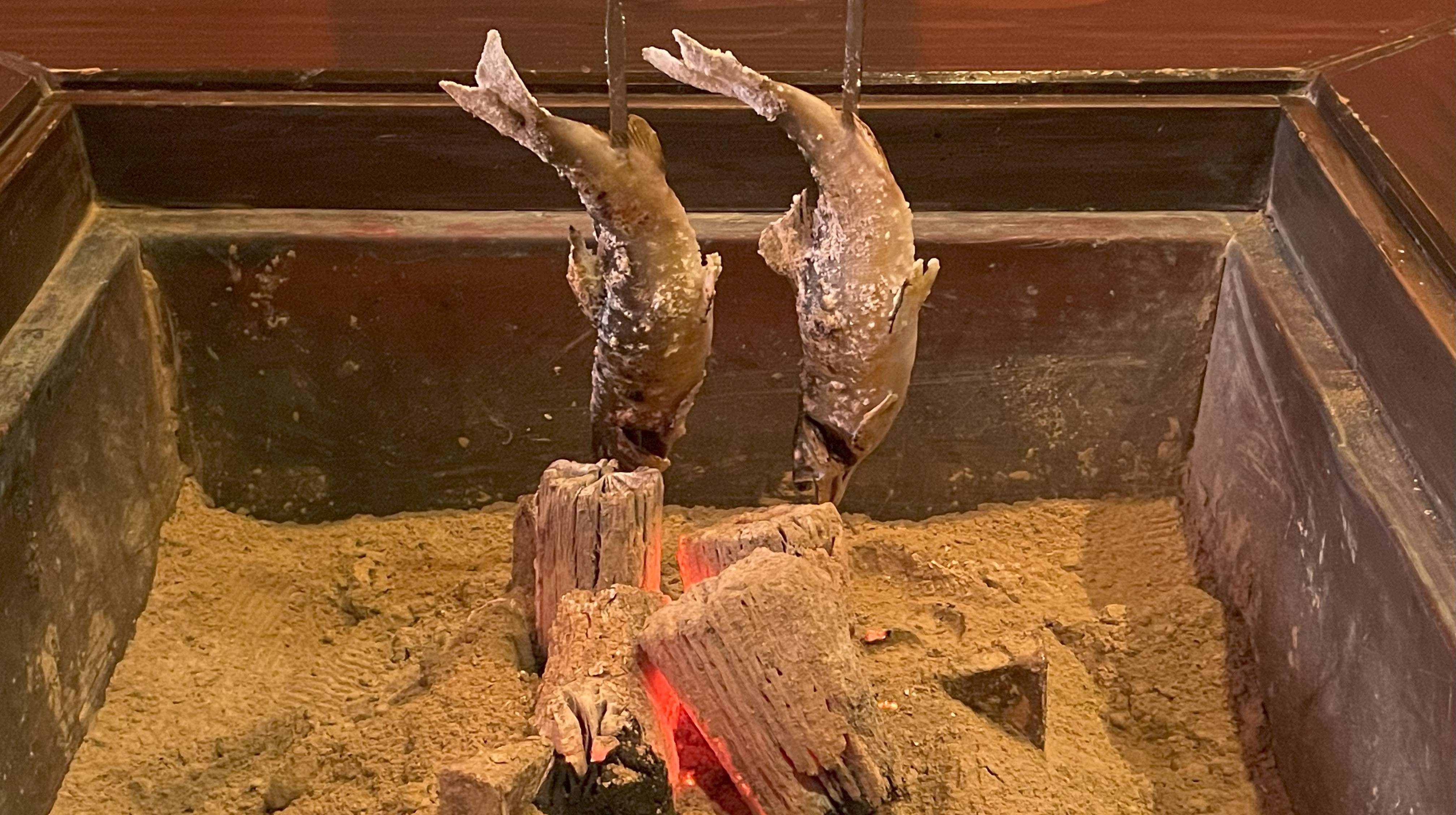 離れ客室の囲炉裏：焼魚