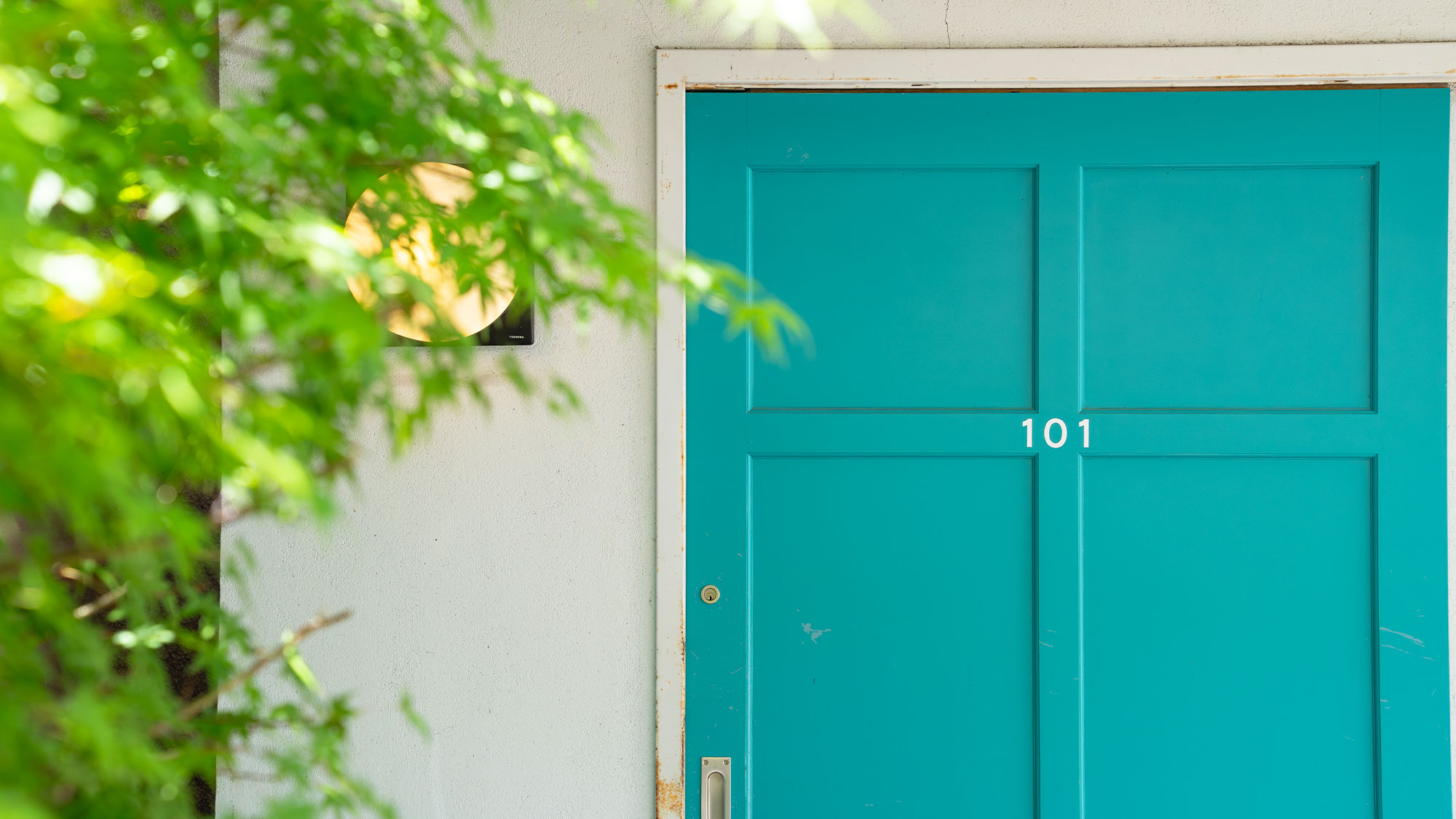 【メゾネット滞在イメージ／庭園露天風呂付客室】プライベート感のあるメゾネット室の入り口。