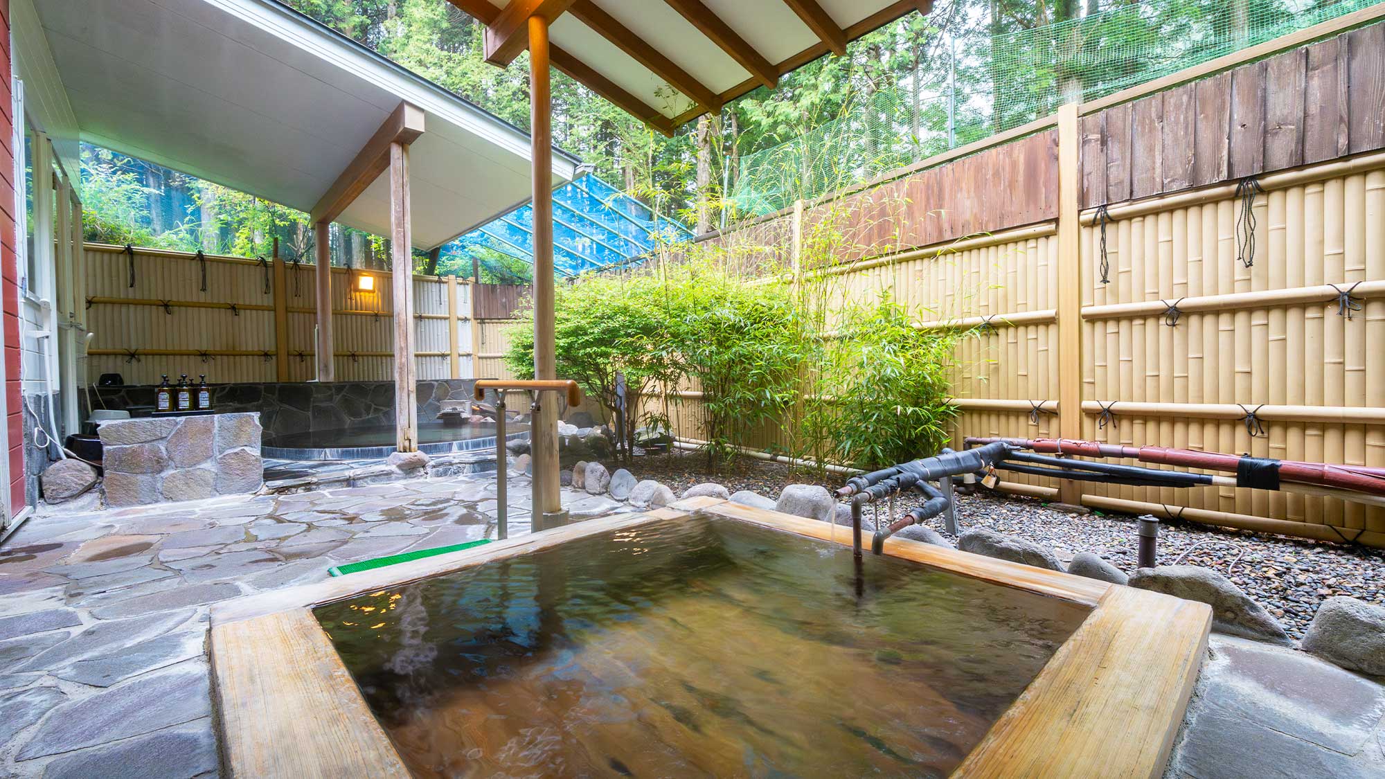 【温泉コーナー】多彩な浴槽がございます。ゆったりと湯めぐりをお楽しみください。