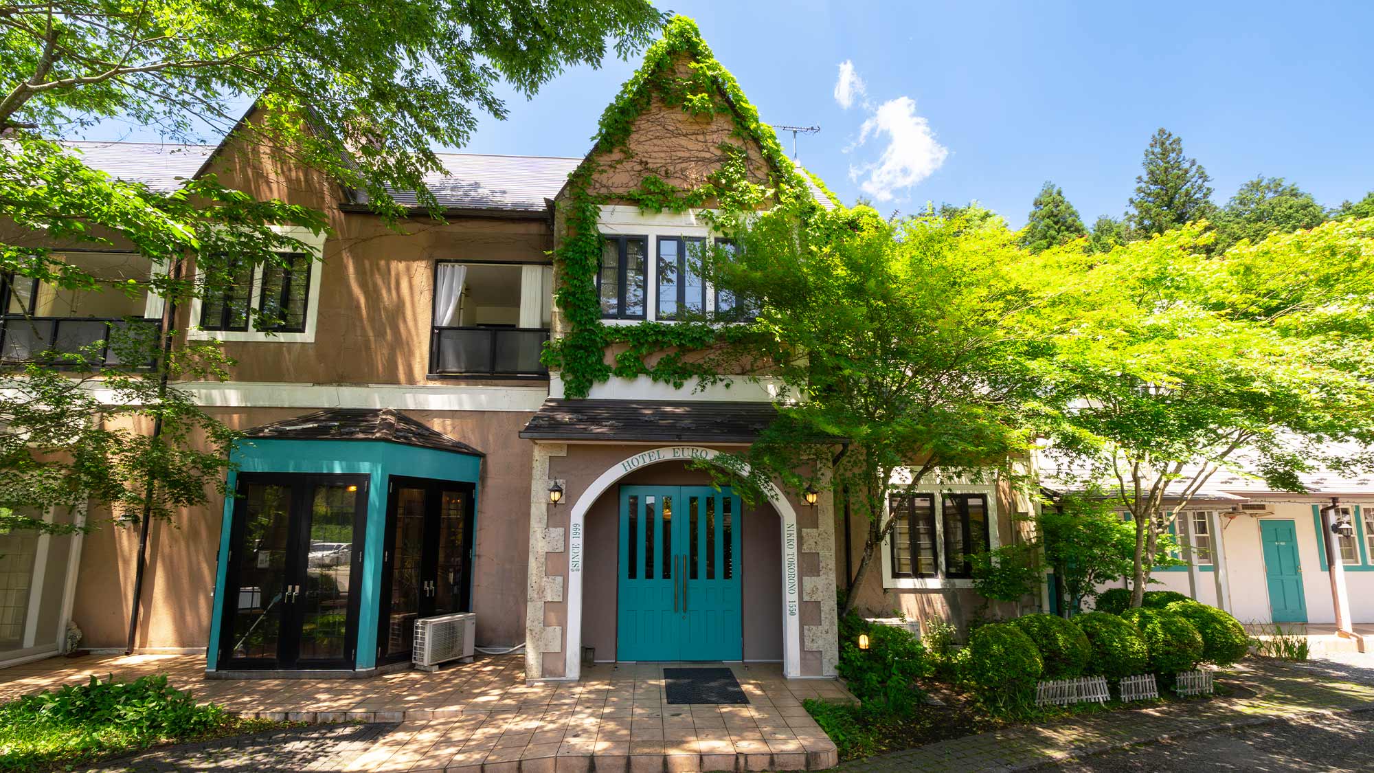 【外観】メイン館1階はロビー・フロント、2階は客室になっております。