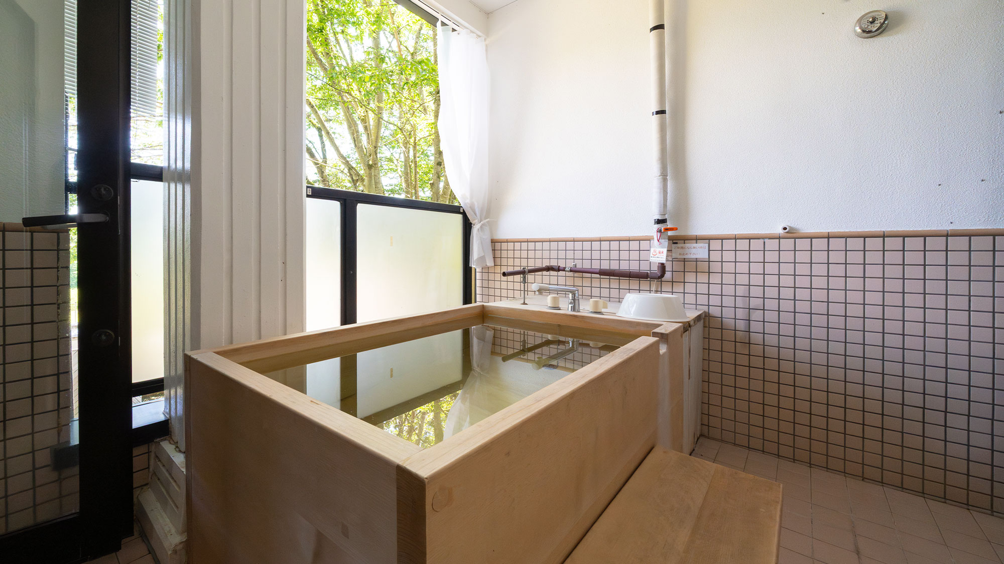 【メイン館2階／テラス露天風呂付客室】開放感のある露天風呂で時間を忘れてお寛ぎいただけます。