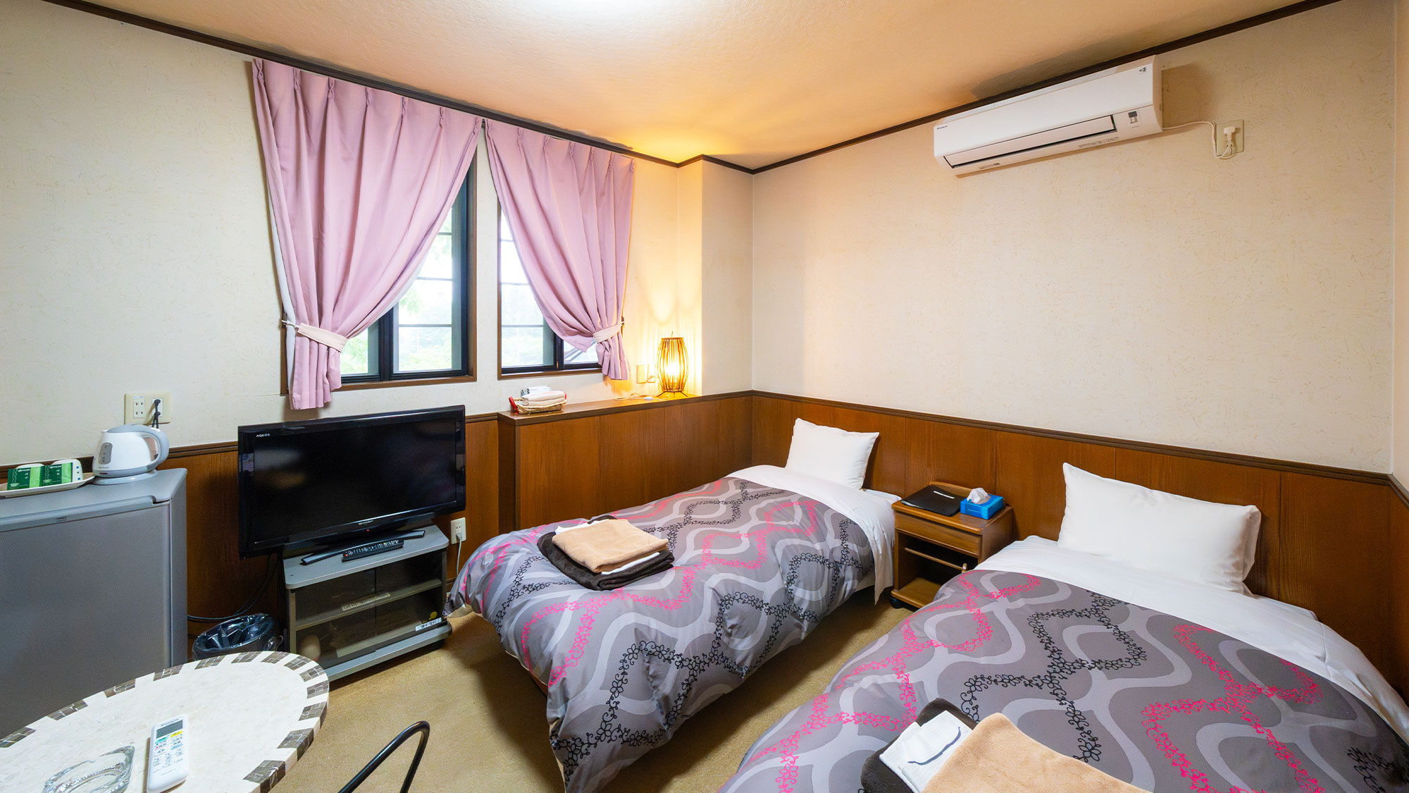 【メイン館2階／テラス露天風呂付客室】シングルベッド2台を配したお部屋です。