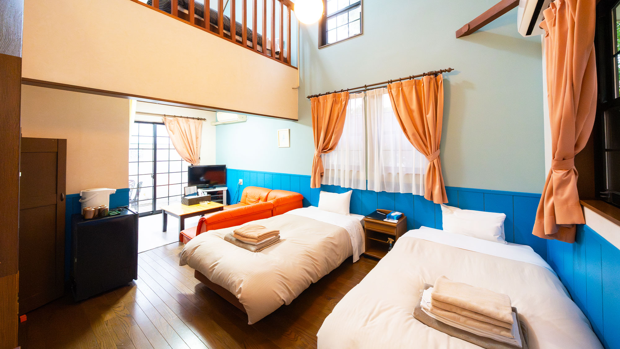 【メゾネット洋室／庭園露天風呂付客室】1階にベッド2台、2階にベッド3台を配した5名定員のお部屋。