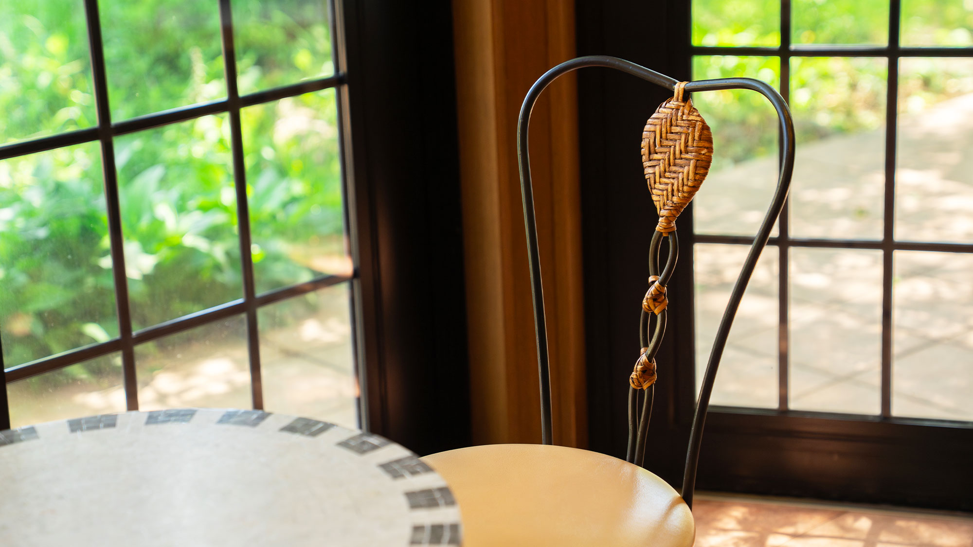 【ロビー】レトロなタイルのテーブルとチェアーセット。喫茶店のような雰囲気を楽しめます。