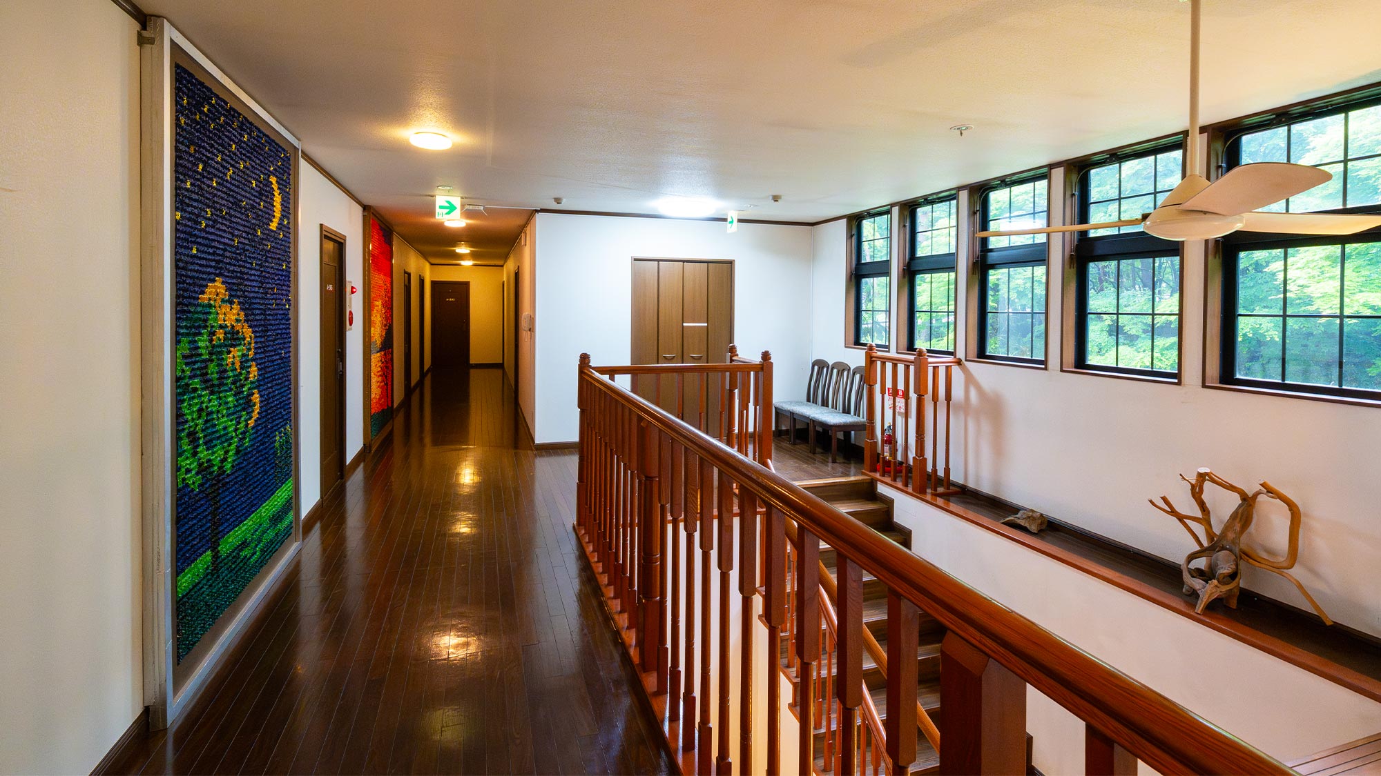 【メイン館2階／廊下】眺めの良い2階にツイン・ダブル・トリプルのお部屋をご用意しています。